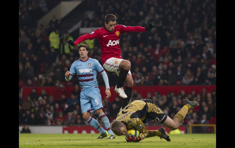 Javier 'Chicharito' Hernández no pudo encontrar el gol en el duelo ante el West Ham. AP /