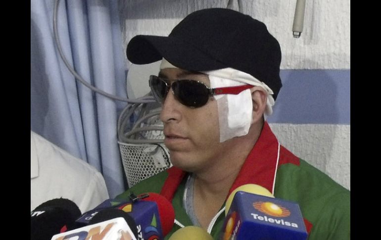 Noé Hernández habló con los medios de comunicación antes de salir del hospital en días pasados. EFE /