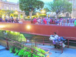 La mayoría de los locales de Plaza Guadalajara están abandonados, otros son utilizados por comerciantes ambulantes como bodega. EL INFORMADOR /