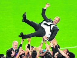 ¿Se repetirá esta imagen en la bundesliga?. Tradicional festejo de los jugadores del Barcelona cada vez que conquistaban un título. AP /