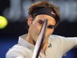 Federer derrotó a Davydenko por 6-3, 6-3 y 6-4 en una hora y 59 minutos. EFE /