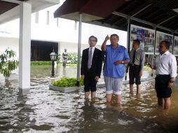 El presidente Susilo Bambang Yudhoyono (2 i) y el ministro de Exteriores, Marty Natalegawa (i), inspeccionando las inundaciones. EFE /