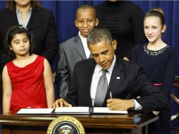 Obama flanqueado por niños que le escribieron cartas sobre la violencia con armas luego de la matanza en la escuela primaria Sandy Hook XINHUA /