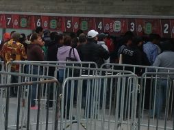 Tras adquirir sus boletos, algunos aficionados también se dieron cita al final del entrenamiento rojiblanco.  /