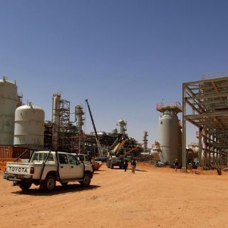 Terroristas mantienen rehenes en complejo de gas en Argelia