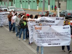 Maestros de la Sección 32 del SNTE protestan en el bulevar costero de la ciudad de Veracruz. SUN /