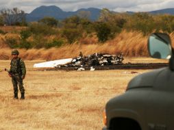 Soldados resguardan el sitio en que la avioneta se desplomó. REUTERS /