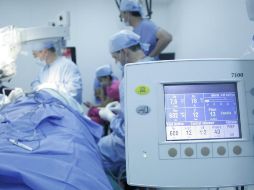 El personal encargado de la limpieza inició con los trabajos de reparación de los quirófanos. TWITTER / @HospitalCivil