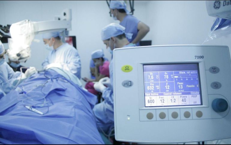 El personal encargado de la limpieza inició con los trabajos de reparación de los quirófanos. TWITTER / @HospitalCivil