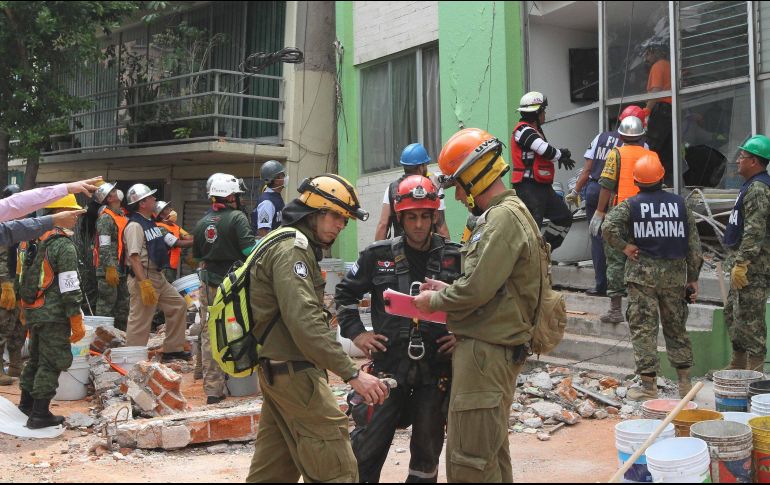 Se han rescatado a 60 personas con vida de entre los escombros, informa el jefe de gobierno capitalino.