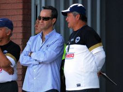 Luis Miguel Salvador y Víctor Manuel Vucetich charlan en uno de los entrenamientos del Monterrey. MEXSPORT /