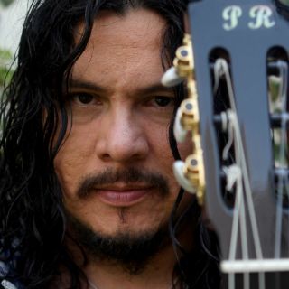 Roban y golpean al guitarrista Paco Rentería