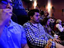 El cine reabrió sus puertas con una ceremonia de homenaje y una función privada para los supervivientes. REUTERS /