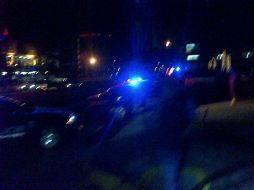 Hasta el negocio arribaron varias patrullas de policías tapatíos, quienes los capturaron. ESPECIAL /