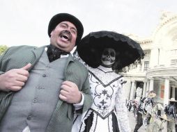 Popular. Calacas se pasearon en las inmediaciones del Palacio de Bellas Artes, en el DF, como parte de los festejos. NTX /
