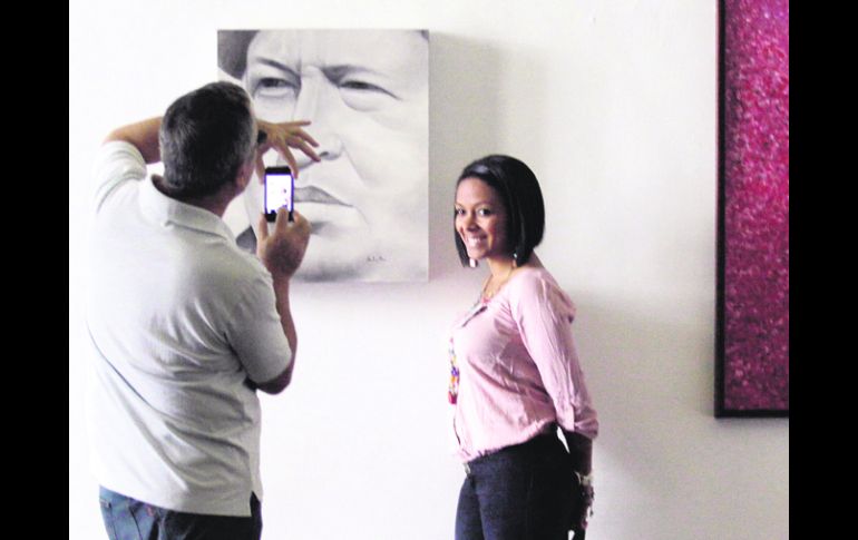 ÍCONO. ''Chávez vive y vencerá'' es el nombre de una exposición de 20 cuadros que sobre el mandatario se exhibe en Caracas. AP /