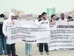 Mentores de la Sección 32 del SNTE en Veracruz marcharon por el puerto para manifestarse en contra de la reforma educativa. SUN /