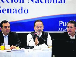 Dialogan.El presidente del PAN, Gustavo Madero (centro) sostuvo una reunión con el grupo parlamentario de los senadores del PAN. SUN /