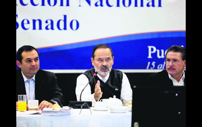 Dialogan.El presidente del PAN, Gustavo Madero (centro) sostuvo una reunión con el grupo parlamentario de los senadores del PAN. SUN /