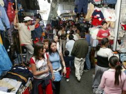 La mañana de hoy un grupo de comerciantes establecidos se manifestó contra ambulantaje. ARCHIVO /