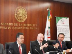 Mondragón (c) asistió a una reunión en el Senado con la Comisión de Seguridad. NTX /