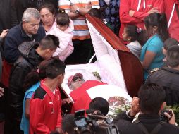 El feretro de Noé Hernández fue abierto durante la ceremonia en Chimalhuacán. SUN /