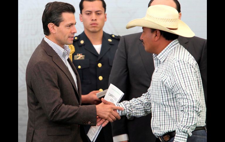 Peña Nieto encabezó la entrega de apoyos del Programa de Ordenamiento de la Propiedad Rural. SUN /