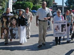 Familiares de víctimas de violencia en una marcha. ARCHIVO /