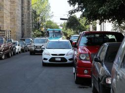 Usuarios exponen que el que no haya estacionamientos es un pretexto.  /