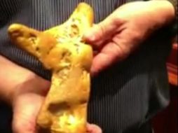 La piedra de oro, con forma de ''Y'', fue hallada a unos 60 centímetros bajo tierra cerca de la ciudad de Ballarat. ESPECIAL /