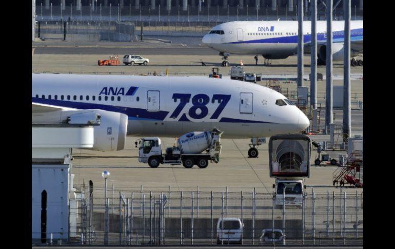 Aviones Boeing 787 permanecen estacionados en la pista del aeropuerto de Haneda en Tokio. EFE /