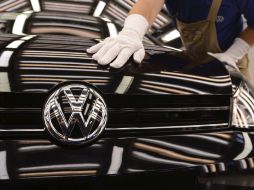 Inauguración. Martin Winterkorn, jefe de VW, posa a las afueras del complejo de producción.  /