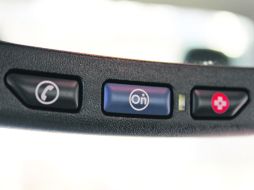 Sencillo. Con oprimir uno de los tres botones, tendremos atención inmediata, vía satélite, de un operador.  /