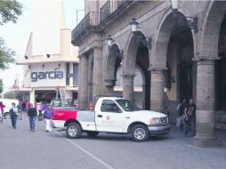 Pese al dispositivo de Vialidad, escenas como ésta, en Andador Pedro Loza entre Hidalgo e Independencia, son comunes. EL INFORMADOR /