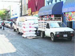 Independencia y contreras medellín. Camionetas que descargan mercancía se estacionan en zona prohibida. EL INFORMADOR /