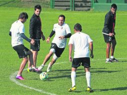 Interescuadras. Edson Rivera (11) lleva el balón ante la llegada de Óscar Razo (7); Erpen (5) y otros jugadores observan la jugada. EL INFORMADOR /