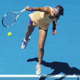 Azarenka sufre, pero continúa en el Abierto de Australia