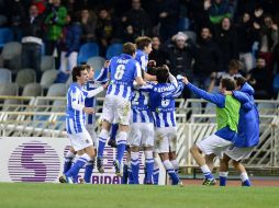 Los jugadores de la Real Sociedad celebran el gol que les dio al victoria sobre el Barcelona. REUTERS /