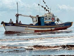 Cerca de las 14:00 horas tres pescadores arribaron al muelle del Camino Real. ARCHIVO /