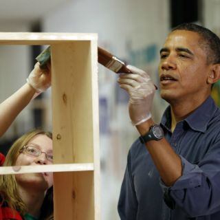 Obama participa en la jornada de voluntariado