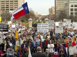 La multitud creció a más de 800 sobre la escalinata del Capitolio en Austin. XINHUA /