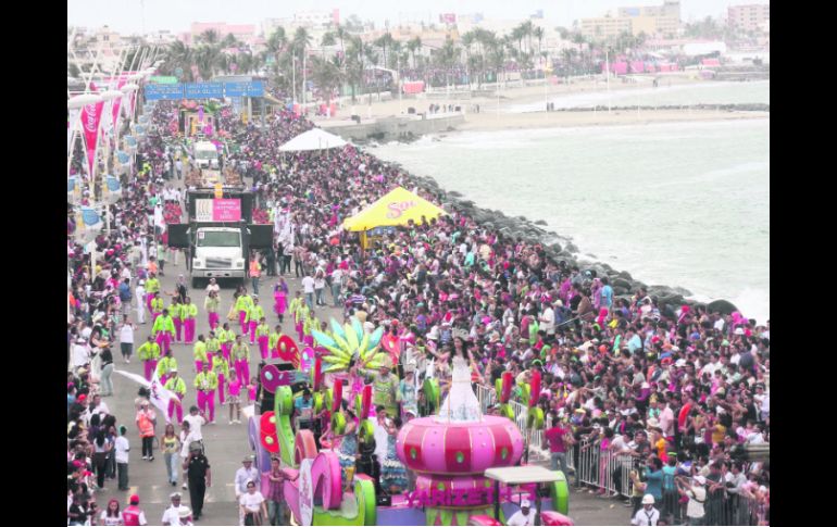 Con ritmo. Destaca la participación de cantantes como Beto Cuevas, Miguel Bosé, Maná, Reik, entre otros.  /