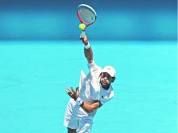 El francés Jeremy Chardy ejecuta su servicio durante el partido. El tenista galo triunfó con parciales de 6-3, 6-3, 6-7(3), 3-6, 6-3. EFE /