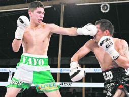 Recto de ''Yayo'' Munoz da de lleno en el rostro de Cecilio ''Boga'' Santos. EL INFORMADOR /