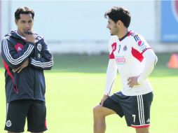Vuelve. Benjamín Galindo dialoga con Rafa Márquez Lugo, quien reaparecerá en la alineación rojiblanca. MEXSPORT /