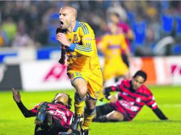 Ex amigo. Emanuel Villa, otrora delantero del Atlas, dejó en el camino a varios Zorros tras anotar el único tanto del partido. MEXSPORT /