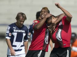Martínez abraza a Ruíz luego del gol que abría el marcador en CU. AFP /