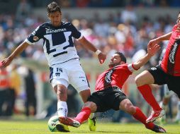Herrera trata de disparar ante la barrida de Gandolfi. NTX /