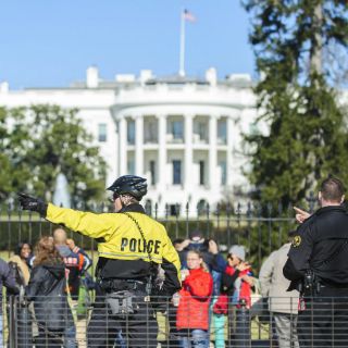 Curiosos y adeptos recorren trayecto presidencial en víspera de investidura