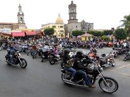 La angosta carretera que conduce a Hostotipaquillo fue invadida con el rugir de los motores de toda clase de motocicletas. EFE /